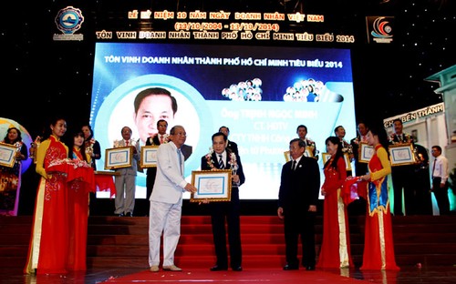 HCMC praises 100 exemplary business people - ảnh 1