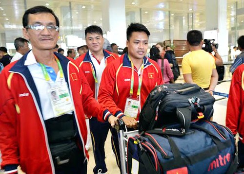 Vietnamese weightlifters via for tickets to 2016 Olympics - ảnh 1