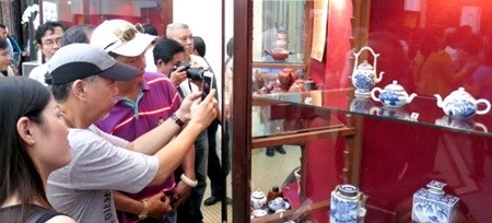HCM City exhibits antique tea sets - ảnh 1