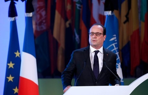 French President Hollande orders intensification of airstrikes against IS in Syria, Iraq - ảnh 1