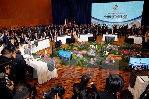 PM Nguyen Tan Dung attends the Plenary of the 27th ASEAN Summit - ảnh 2