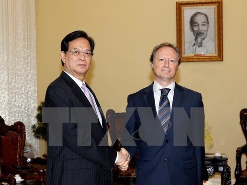 PM receives Ambassador and head of the EU Delegation to Vietnam - ảnh 1
