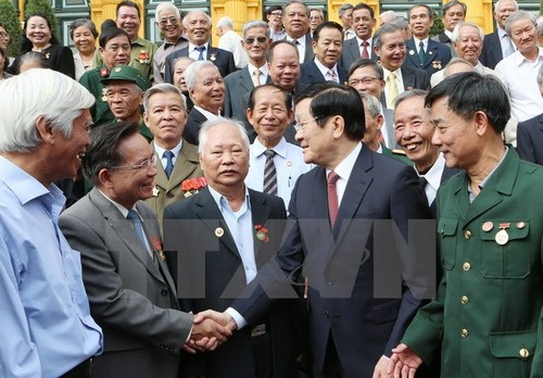 President Truong Tan Sang meets former prisoners of war - ảnh 1