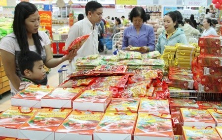 HCM city companies stockpile sufficient goods for Tet - ảnh 1