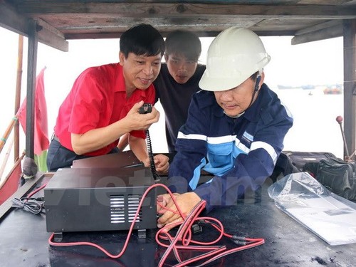 Communications equipment offered to fishermen in coastal provinces - ảnh 1