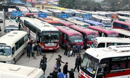 Government monitors transportation fees after fuel price drop - ảnh 1