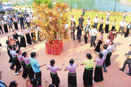 Xoe dancing, Kin Pang Then festival recognized as intangible cultural heritage - ảnh 1