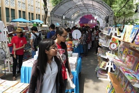 HCM City: Book Street opens to promote reading culture - ảnh 1