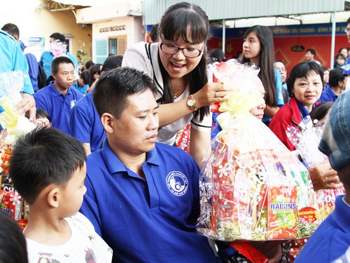 HCMC presents Tet gifts to disabled people - ảnh 1
