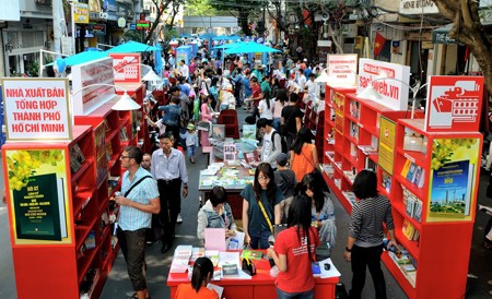 Book streets open in HCM city - ảnh 1