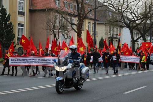 Vietnamese in Germany protests China’s activities in the East Sea - ảnh 1