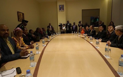President Truong Tan Sang receives Tanzanian Vice President and visits Benjamin economic zone - ảnh 1