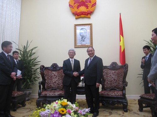 Deputy PM Nguyen Xuan Phuc receives Toyota Executive Vice President - ảnh 1