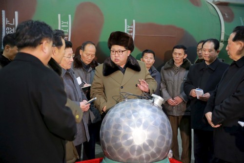 North Korea fires short-range missiles into sea  - ảnh 1