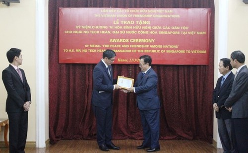 Singaporean Ambassador honored with friendship insignia - ảnh 1