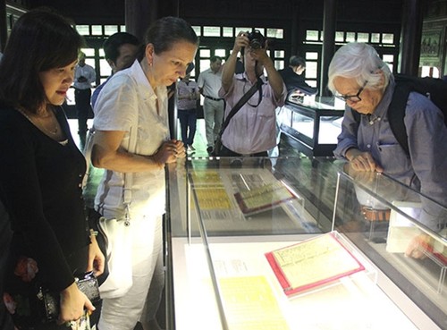 Royal gold books exhibited in Hue - ảnh 1