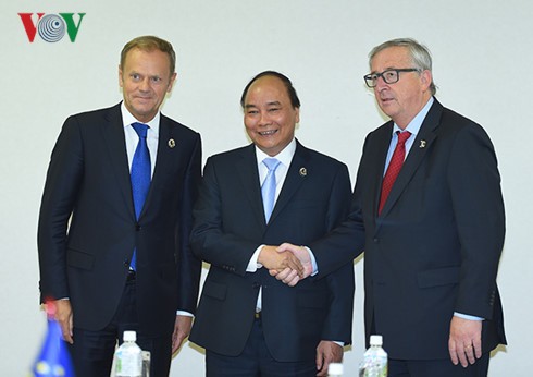 Prime Minister Nguyen Xuan Phuc met with foreign leaders on the sidelines of the expanded G7 summit - ảnh 3