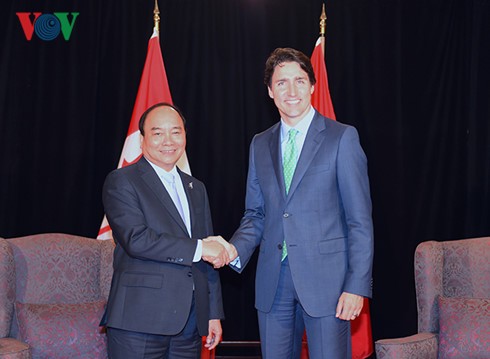 Prime Minister Nguyen Xuan Phuc met with foreign leaders on the sidelines of the expanded G7 summit - ảnh 2