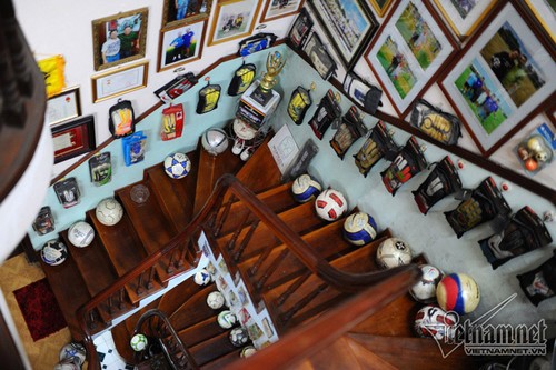 Former footballer Ha Bon and his collection of football souvenirs - ảnh 3