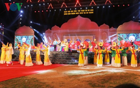 Cham ethnic culture, sports and tourism festival opens - ảnh 1