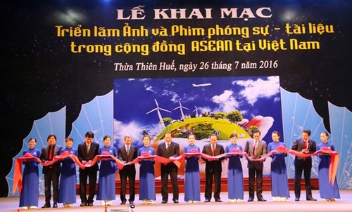 Exhibition of photos and documentaries about ASEAN community in Hue - ảnh 1