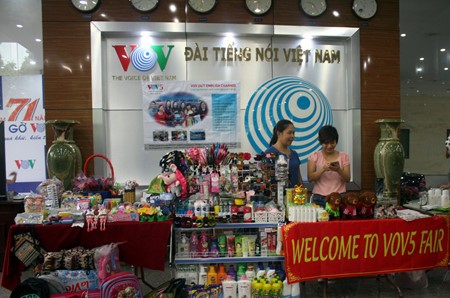 2016 Charity Fair on 71st founding anniversary of VOV - ảnh 14