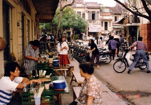 Hanoi’s Old Quarter in 1990s through lens of Japanese diplomat  - ảnh 3