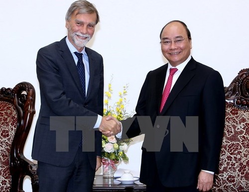 Prime Minister Nguyen Xuan Phuc meets Italy’s Minister of Infrastructure and Transport - ảnh 1