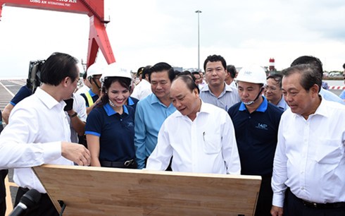 Prime Minister Nguyen Xuan Phuc attends investment promotion conference in Long An  - ảnh 1