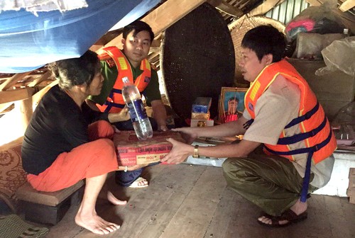 Human kindness in coping with flooding in Quang Binh - ảnh 2