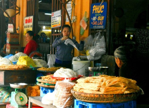 Discovering Hoi An food paradise market - ảnh 1