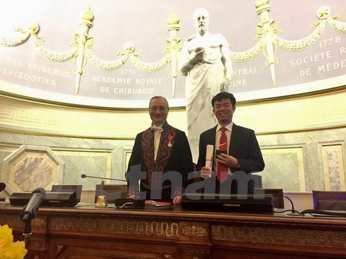 Vietnam professor becomes academician at French medicine academy - ảnh 1