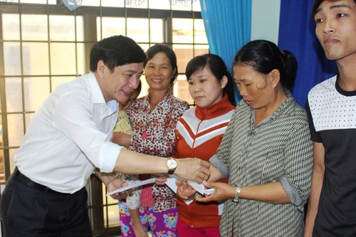 Chairman of Vietnam General Confederation of Labor presents gifts to flood victims in Phu Yen - ảnh 1