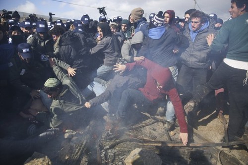 Clashes erupt when Israel dismantles West Bank illegal resettlements - ảnh 1