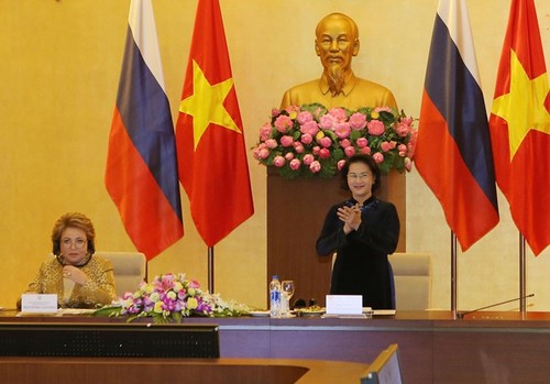 Vietnam-Russia talk on strengthening cooperation between localities  - ảnh 1