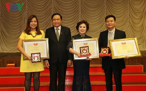 Vietnamese people in Czech honored for helping disaster victims - ảnh 1