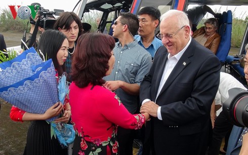 Israeli President visits Ha Long Bay - ảnh 1
