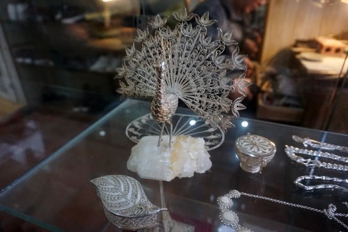 Artisan Quach Van Hieu preserves jewelry craft - ảnh 2