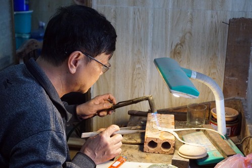Artisan Quach Van Hieu preserves jewelry craft - ảnh 1