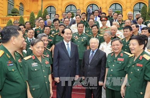 President meets former volunteer soldiers in Cambodia  - ảnh 1