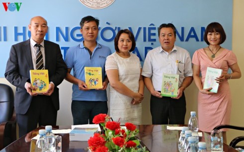 Overseas Vietnamese in Czech given books on Vietnamese - ảnh 1