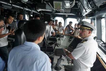 Vietnam, US hold 8th Naval Engagement Activity in Khanh Hoa - ảnh 1