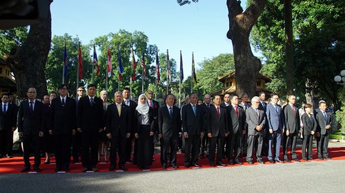 Flag hoisting ceremony to mark ASEAN’s 50th anniversary - ảnh 2