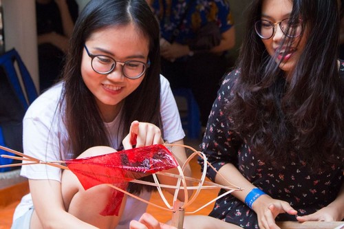 Making Mid-Autumn traditional toys with artisans - ảnh 2