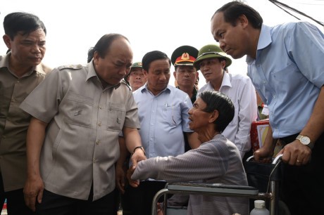 PM pays field visits and directs storm and flood damage recovery efforts in central region  - ảnh 2