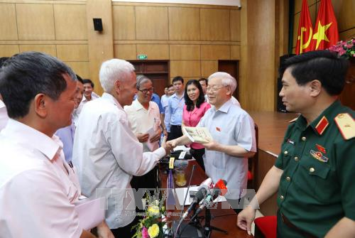 Party leader Nguyen Phu Trong meets voters in Hanoi  - ảnh 1