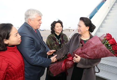 Top Vietnamese legislator meets overseas Vietnamese in Kazarkhstan  - ảnh 1
