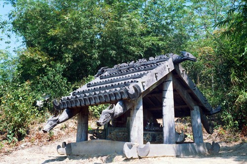 Grave statues of the Co Tu - ảnh 1