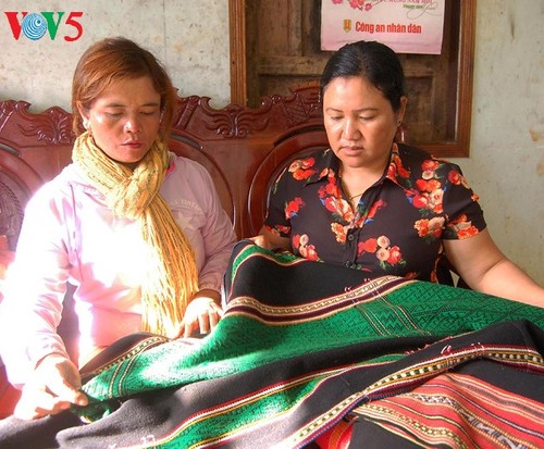 Brocade weaving: dexterity of M’Nong women - ảnh 3