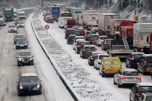 Snow in Europe triggers transport chaos - ảnh 1